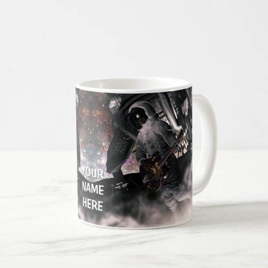 Astronaut spielt Gitarre. Personalisiert Kaffeetasse (VorderseiteRechts)