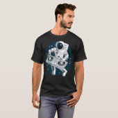 Astronaut spielt Turntable DJ in Space Stars T-Shirt (Vorne ganz)