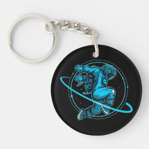 Astronaut springt um Saturn Artwork herum   Schlüsselanhänger