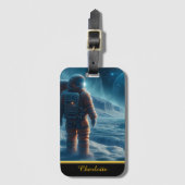 Astronaut steht auf einer frostbedeckten Oberfläch Gepäckanhänger (Vorderseite Vertikal)