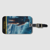 Astronaut steht auf einer frostbedeckten Oberfläch Gepäckanhänger (Vorderseite (Horizontal))