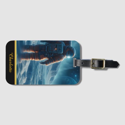 Astronaut steht auf einer frostbedeckten Oberfläch Gepäckanhänger (Vorderseite (Horizontal))