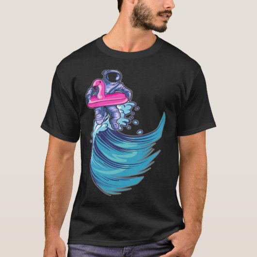 Astronaut Surfing Ocean Waves With Pink Flamingo F T-Shirt (Vorderseite)