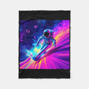 Astronaut surft auf kosmischer Regenbogenwelle Gra Fleecedecke