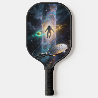 Astronaut treibend unter der kosmischen Pickleball Schläger