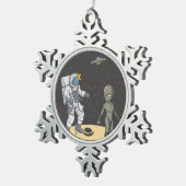 Astronaut und Alien Schneeflocken Zinn-Ornament (Rechts)