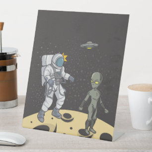 Astronaut und Außerirdischer   Sockelschild
