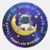 Astronaut und Moon Runder Aufkleber (Vorderseite)
