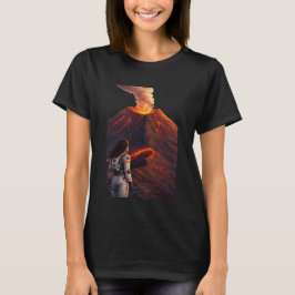 Astronaut vor einem ausbrechenden Vulkan T-Shirt
