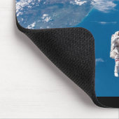 Astronaut-Weltraum über der Erde Mousepad (Ecke)
