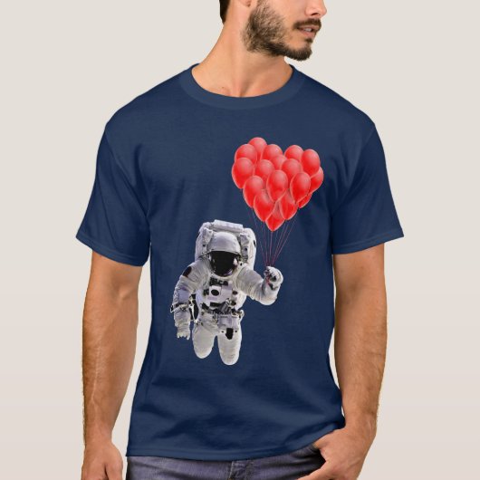 Astronauten, die Herzballons halten T - Shirt (Vorderseite)