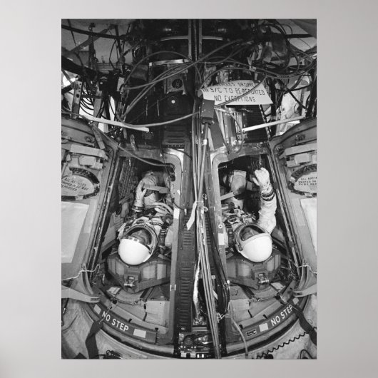 Astronauten in Gemini 6A Raumsonde eingesetzt Poster (Vorne)
