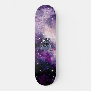 Astronauten paddeln durch die Raumzeit Skateboard