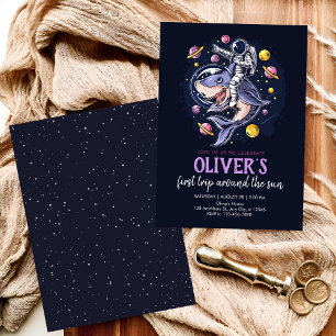 Astronauten reiten mit den Planeten im Weltraum ei Einladung