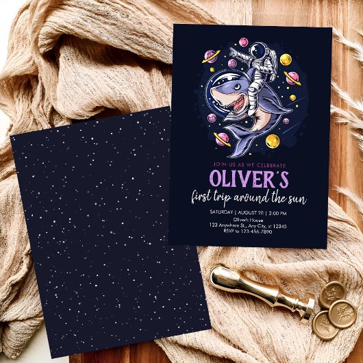 Astronauten reiten mit den Planeten im Weltraum ei Einladung