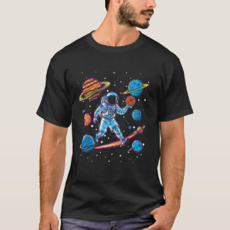 Astronauten spielen Korbball mit Planeten im Weltr T-Shirt