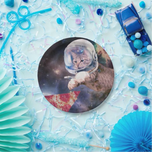 Astronautenkatze, die eine Pizzasuppe jagt Pappteller (Party)