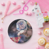 Astronautenkatze, die eine Pizzasuppe jagt Pappteller (Party)