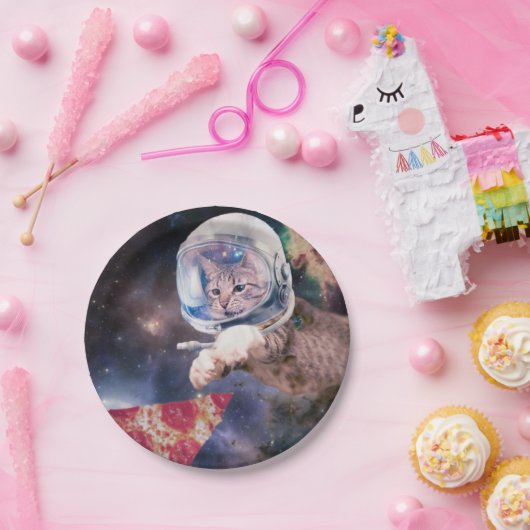 Astronautenkatze, die eine Pizzasuppe jagt Pappteller (Party)