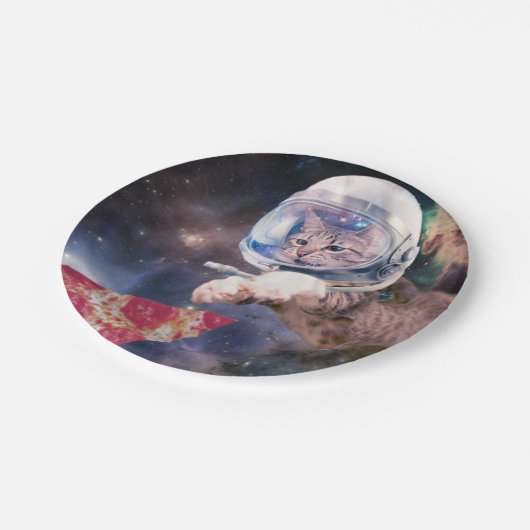 Astronautenkatze, die eine Pizzasuppe jagt Pappteller (Schrägansicht)