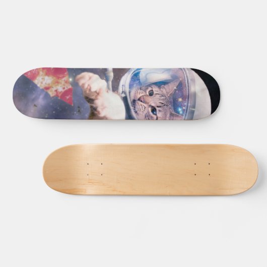 Astronautenkatze, die eine Pizzasuppe jagt Skateboard (Horizontal)