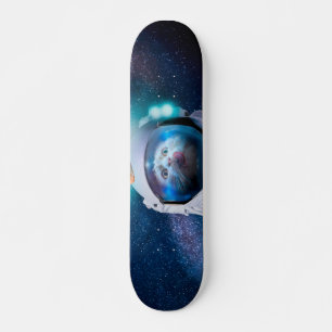 Astronautenkatze, die einen Hamburger wünscht Skateboard