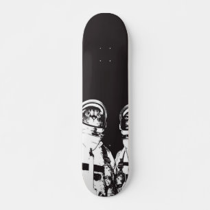Astronautenkatze schwarz-weiß skateboard