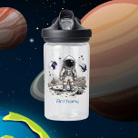 Astronautenraumwasserflasche Trinkflasche<br><div class="desc">Raumwasserflaschen des Astronauten. Astronaut im Weltraum stehend auf dem Mond mit Sternen und Planeten in der Galaxie. Passen Sie diese Wasserflasche an,  indem Sie den Namen Ihres Sohnes ersetzen oder den Namen löschen.</div>