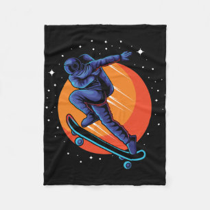 Astronautenskateboarding im Weltraum Fleecedecke