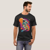 Astronautensurfen im Weltraum T-Shirt (Vorne ganz)