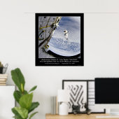 Astronautin Mark C. Lee testet das "SAFER Rescue S Poster (Heimbüro)
