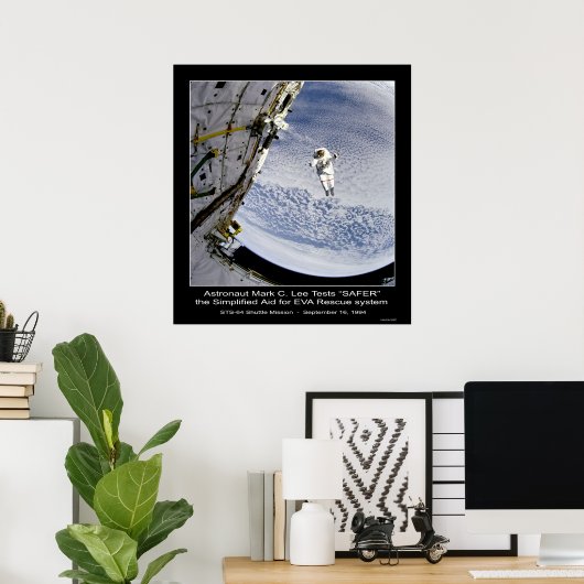 Astronautin Mark C. Lee testet das "SAFER Rescue S Poster (Heimbüro)