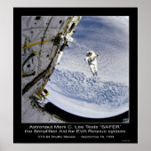 Astronautin Mark C. Lee testet das "SAFER Rescue S Poster (Vorne)