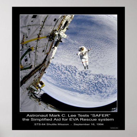 Astronautin Mark C. Lee testet das "SAFER Rescue S Poster (Vorne)