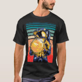 Astronautin mit Moon Retro Kosmic T-Shirt (Vorderseite)