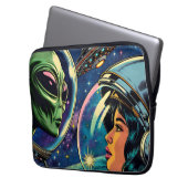 Astronautin trifft extraterrestrische Alien Laptopschutzhülle (Vorderseite Links)