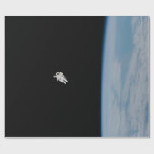 AstronautSpacewalking über Erde Geschenkpapier (Flach)