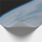 AstronautSpacewalking über Erde Geschenkpapier (Ecke)