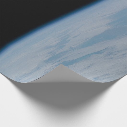 AstronautSpacewalking über Erde Geschenkpapier (Ecke)