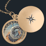 Astronomische Uhr in Praque Medaillon<br><div class="desc">Fotografie in schwarzem Blauem und orange. ausführliche Farbphotographie einer historischen,  mittelalterlichen Sehenswürdigkeit,  eine alte astronomische Uhr in Prag in Europa mit den Blauen,  Orange und Braunen,  Astrologiezeichen und den römischen Ziffern. Fotografie in den Schwarz-Blues und -orangen.</div>