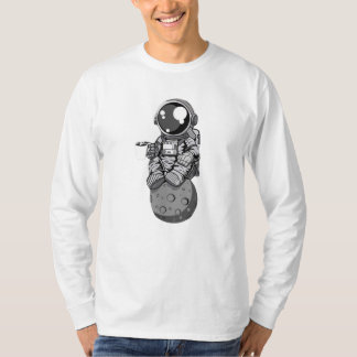 Astronut sitzt auf dem Mond T-Shirt