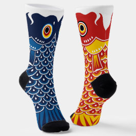 Asymmetrische blaue und rote Koinobori-Karpfen Socken