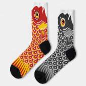 Asymmetrischer schwarzer und roter Koinobori-Karpf Socken (Linkes Detail)