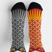 Asymmetrischer schwarzer und roter Koinobori-Karpf Socken (Oben)