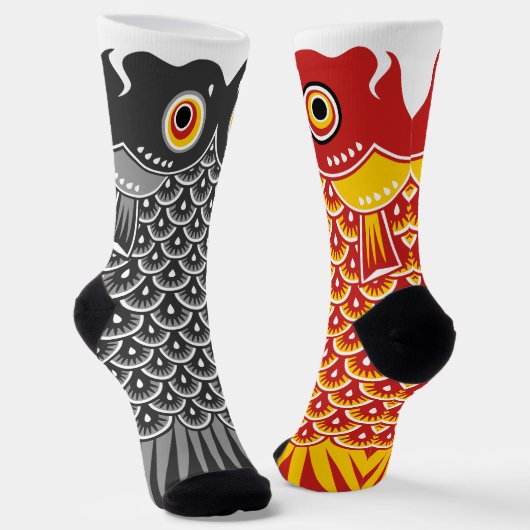 Asymmetrischer schwarzer und roter Koinobori-Karpf Socken (Gewinkelt)