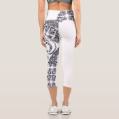 Asymmetrisches Schwarz-Weiß-Muster und Ihr Name Capri Leggings (Rückseite)
