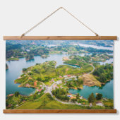 Atemberaubende Aussicht auf Guatape Antioquia Sonn Wandteppich Mit Holzrahmen (Vorne)
