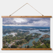 Atemberaubende Aussicht auf Guatape Antioquia Wolk Wandteppich Mit Holzrahmen (Vorne)