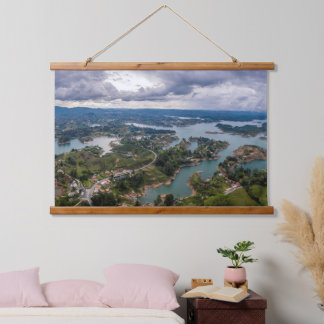 Atemberaubende Aussicht auf Guatape Antioquia Wolk Wandteppich Mit Holzrahmen