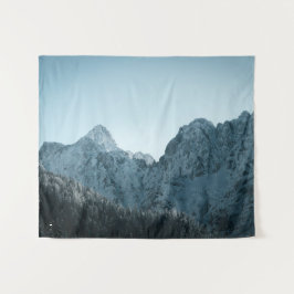 Atemberaubende Berge und Fichtenwälder Wandteppich